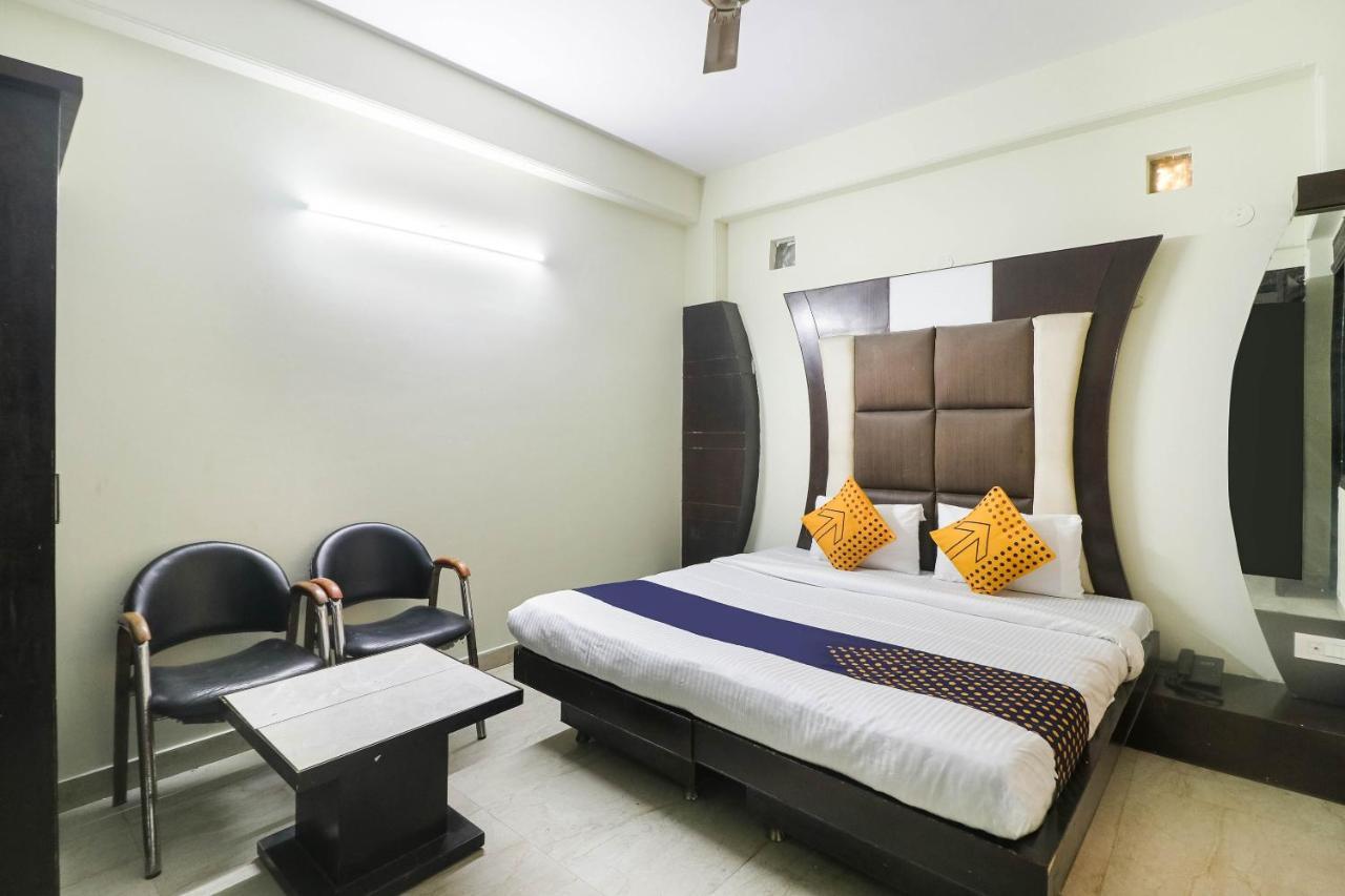 Spot On Hotel Grace Near Star Mall غورغاون المظهر الخارجي الصورة