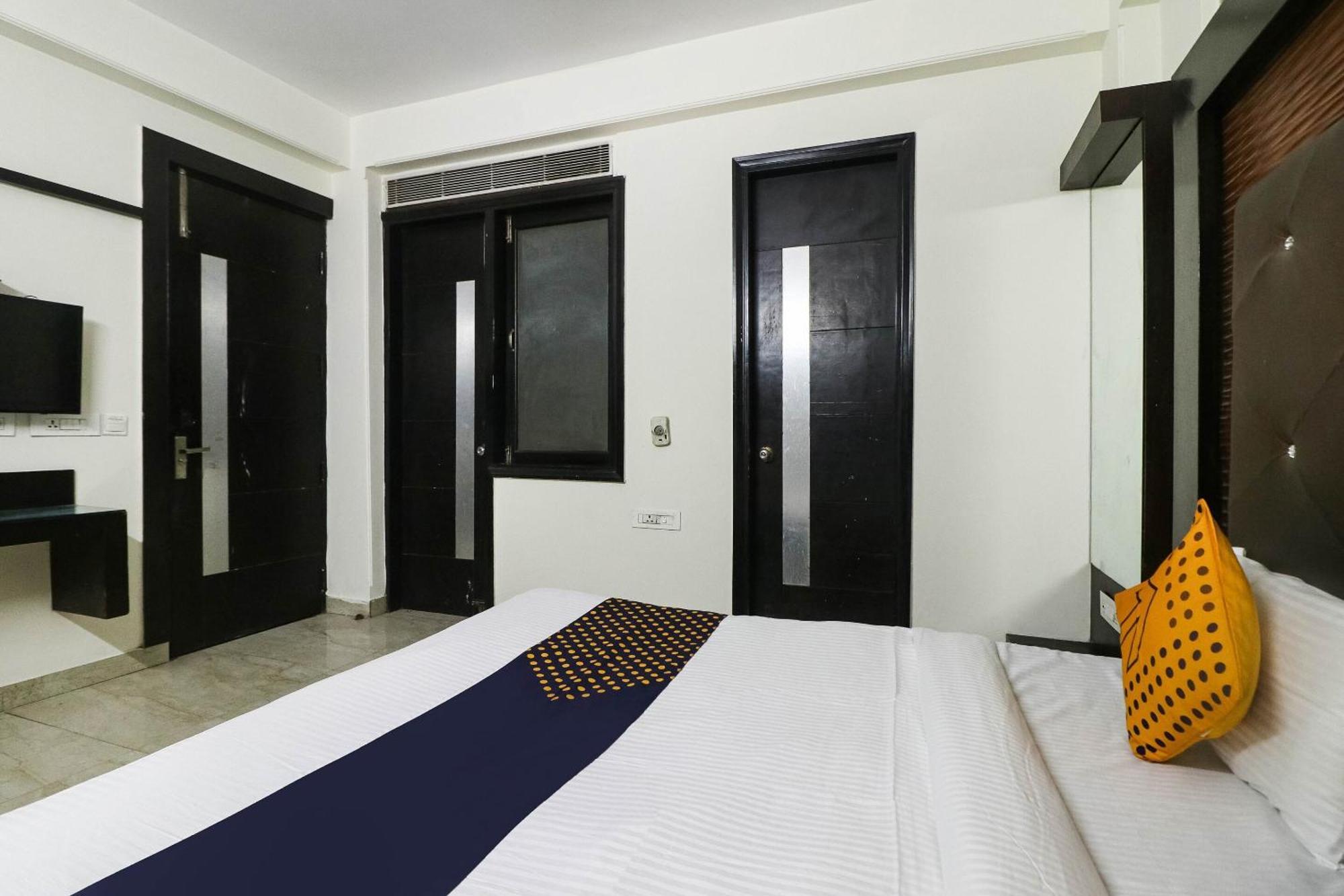 Spot On Hotel Grace Near Star Mall غورغاون المظهر الخارجي الصورة