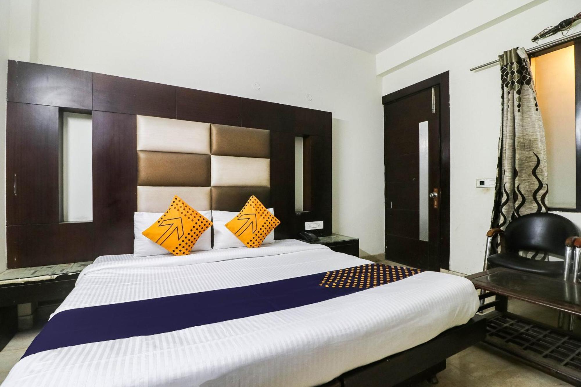Spot On Hotel Grace Near Star Mall غورغاون المظهر الخارجي الصورة