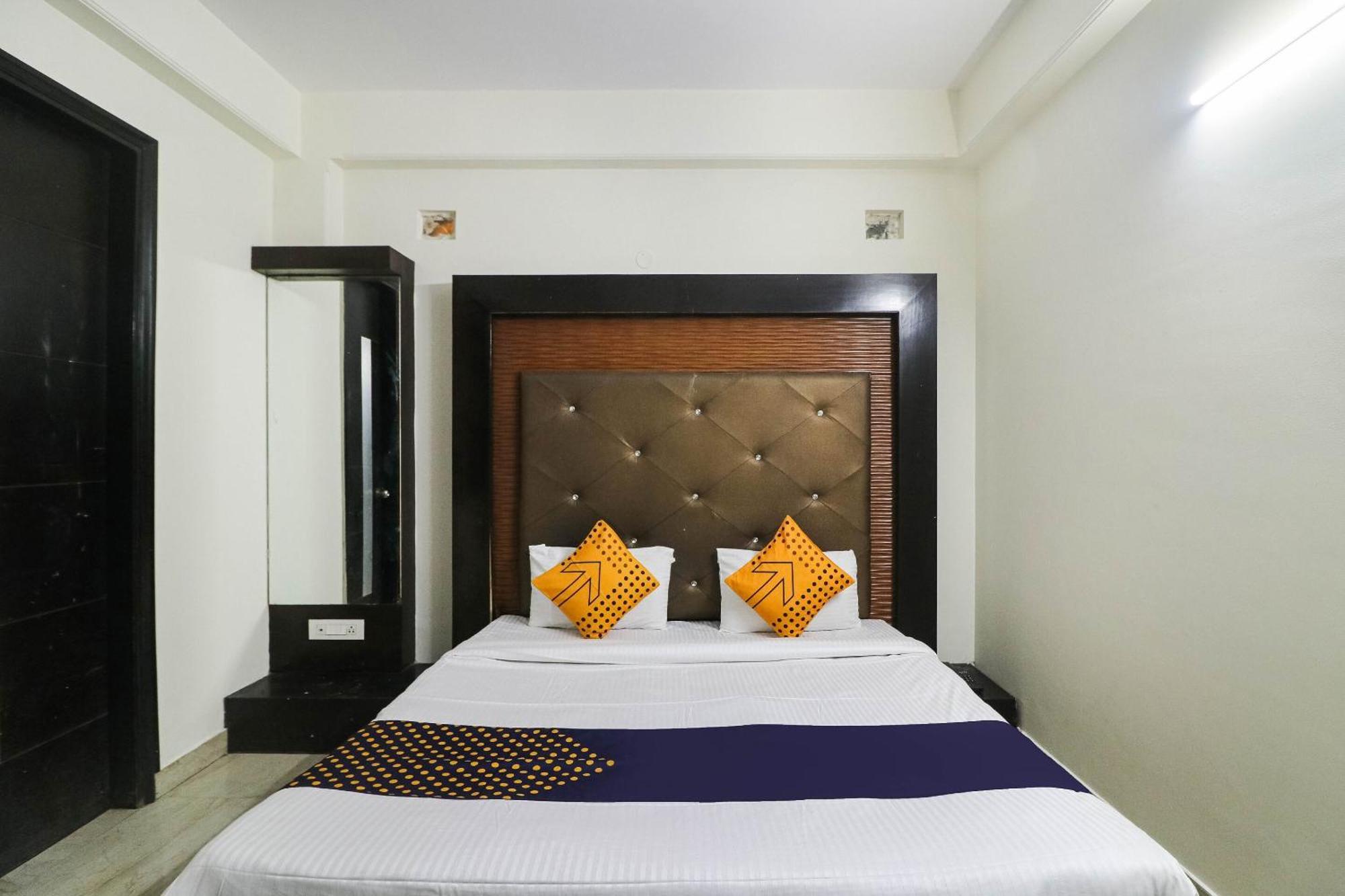 Spot On Hotel Grace Near Star Mall غورغاون المظهر الخارجي الصورة