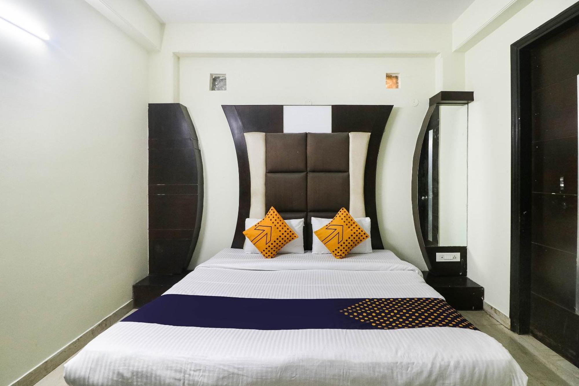 Spot On Hotel Grace Near Star Mall غورغاون المظهر الخارجي الصورة