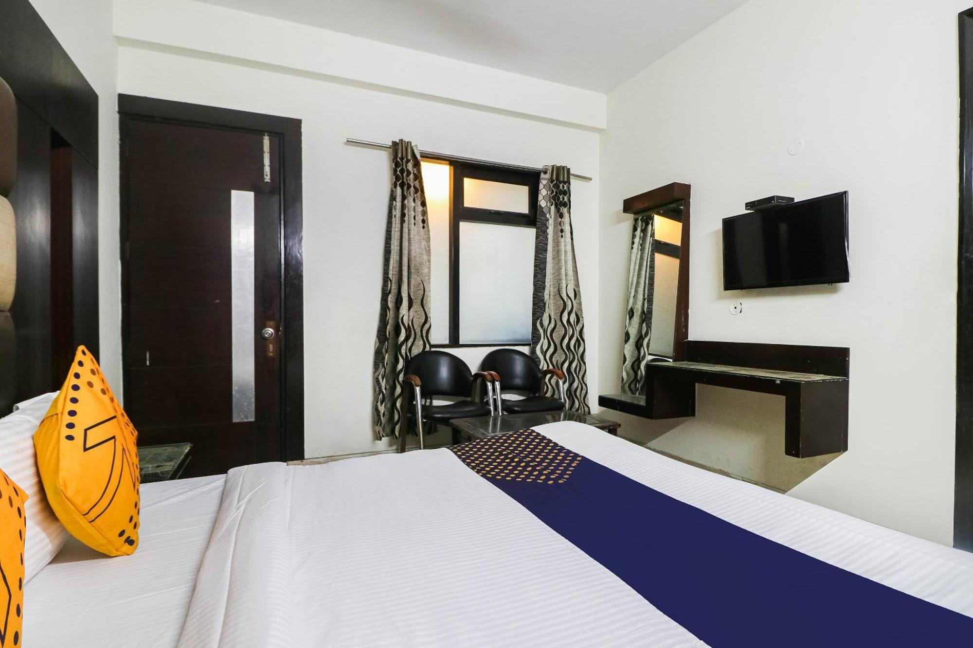 Spot On Hotel Grace Near Star Mall غورغاون المظهر الخارجي الصورة