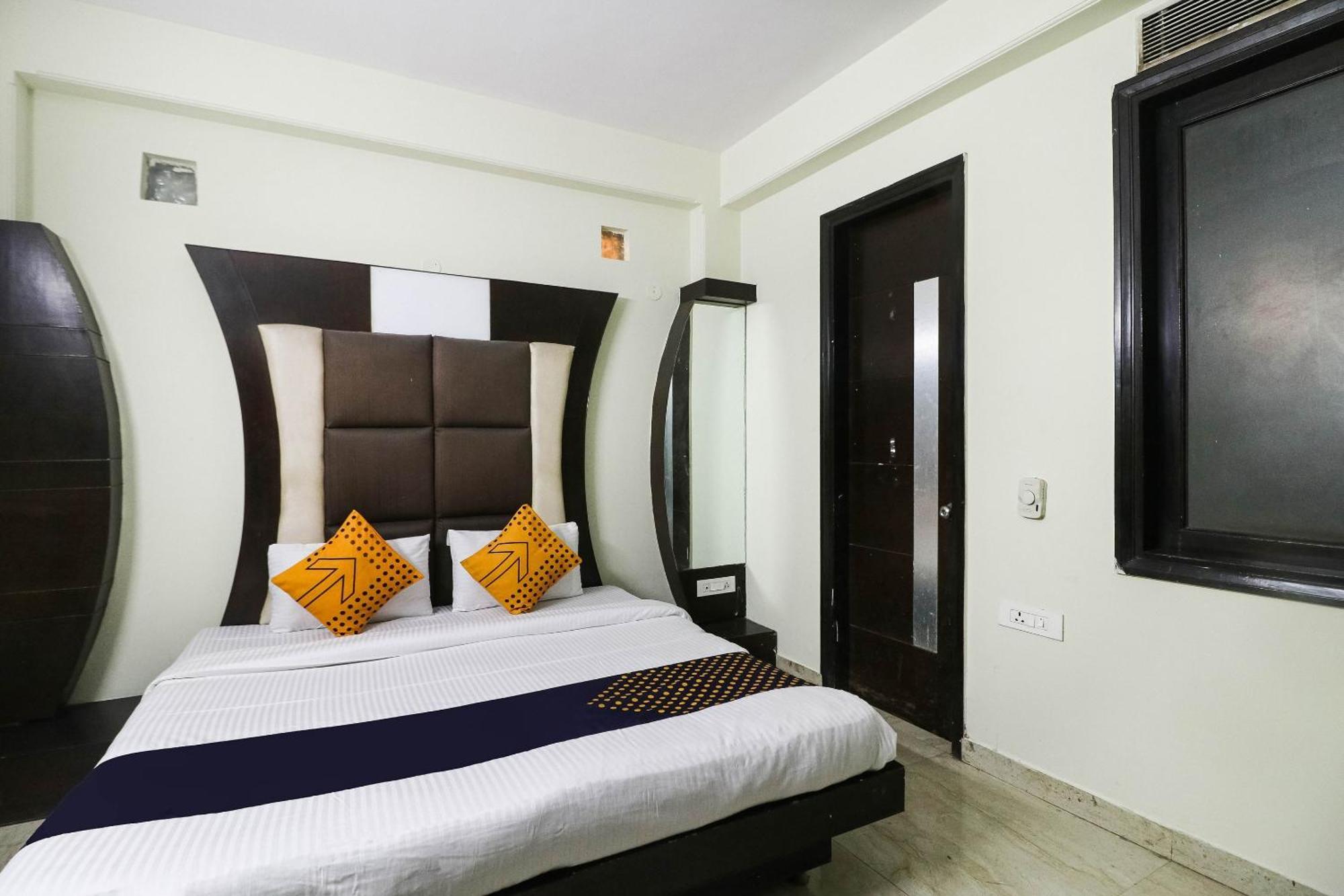 Spot On Hotel Grace Near Star Mall غورغاون المظهر الخارجي الصورة
