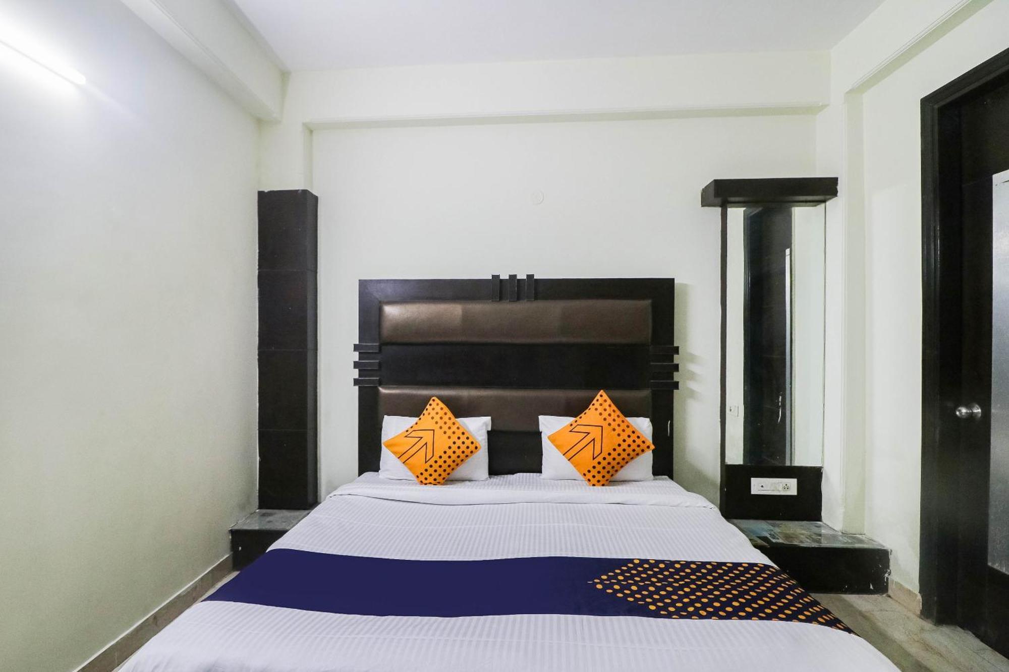 Spot On Hotel Grace Near Star Mall غورغاون المظهر الخارجي الصورة