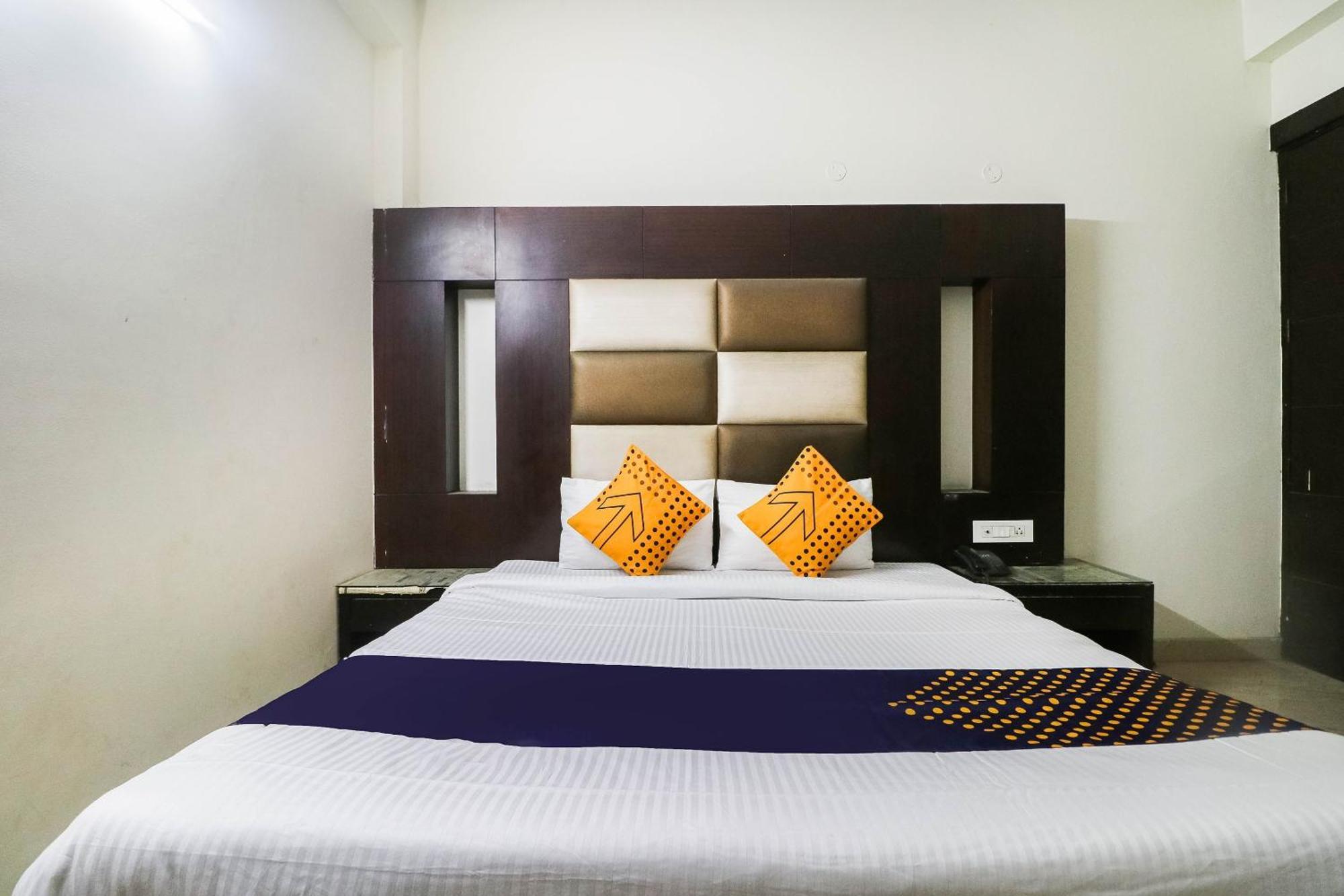 Spot On Hotel Grace Near Star Mall غورغاون المظهر الخارجي الصورة