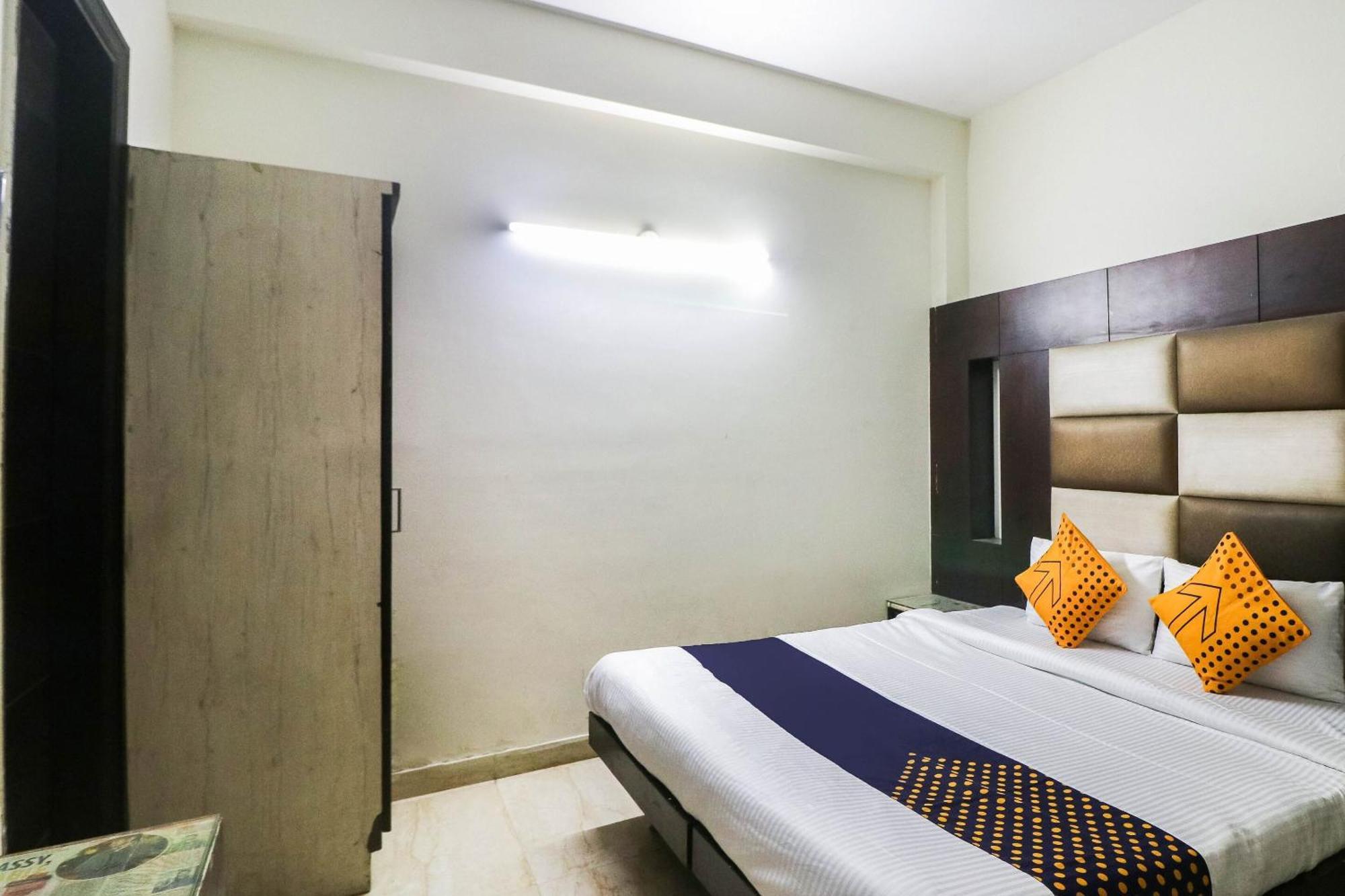 Spot On Hotel Grace Near Star Mall غورغاون المظهر الخارجي الصورة