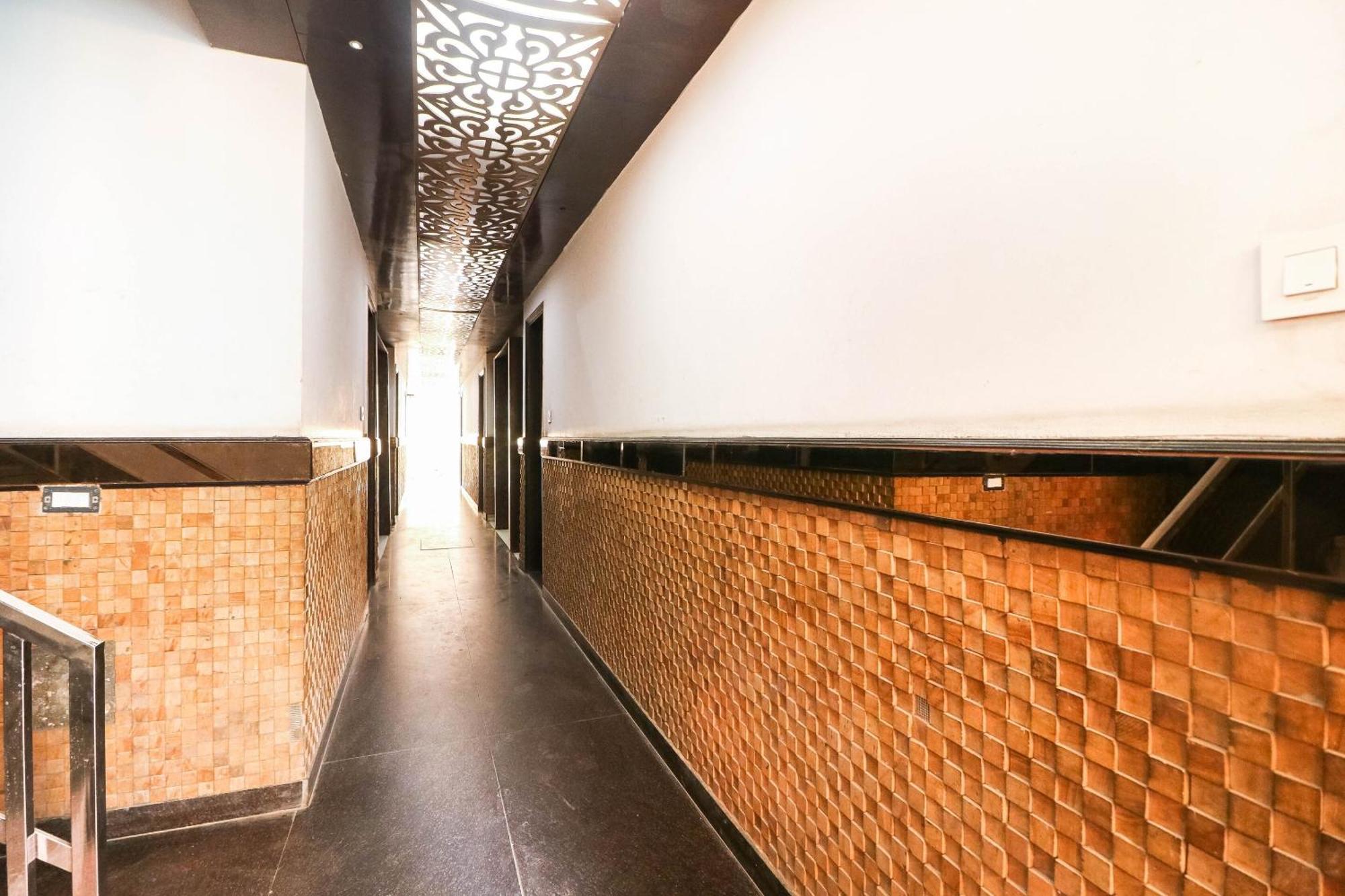 Spot On Hotel Grace Near Star Mall غورغاون المظهر الخارجي الصورة